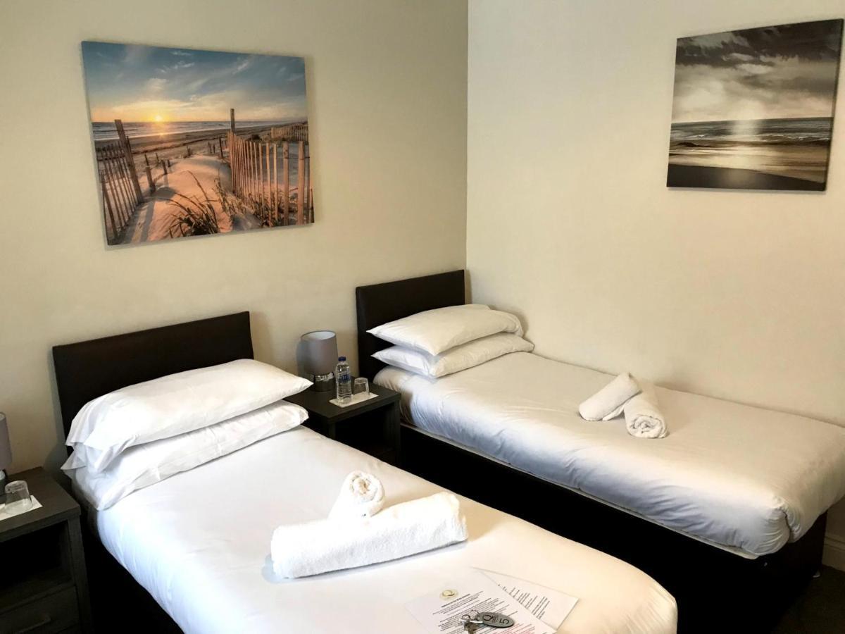 The Ships Quarters Hotel Аймът Екстериор снимка