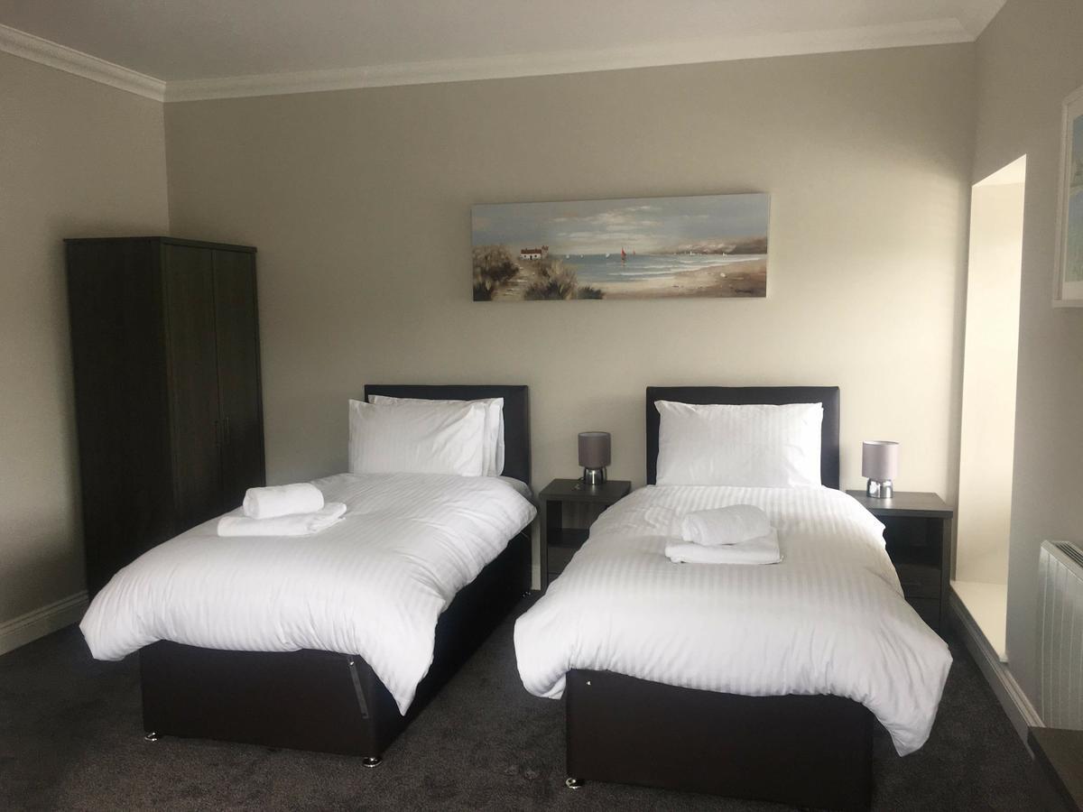 The Ships Quarters Hotel Аймът Екстериор снимка
